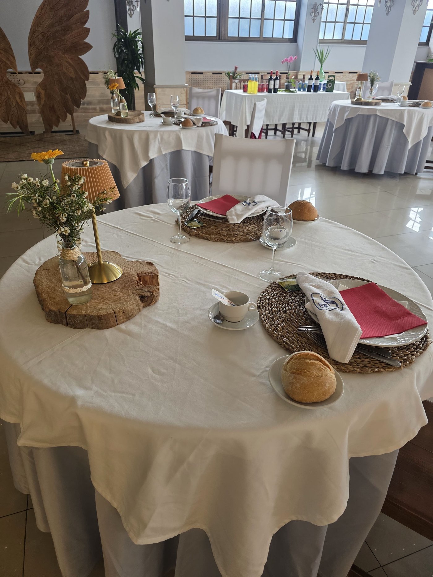 Mesa decorada en el salón