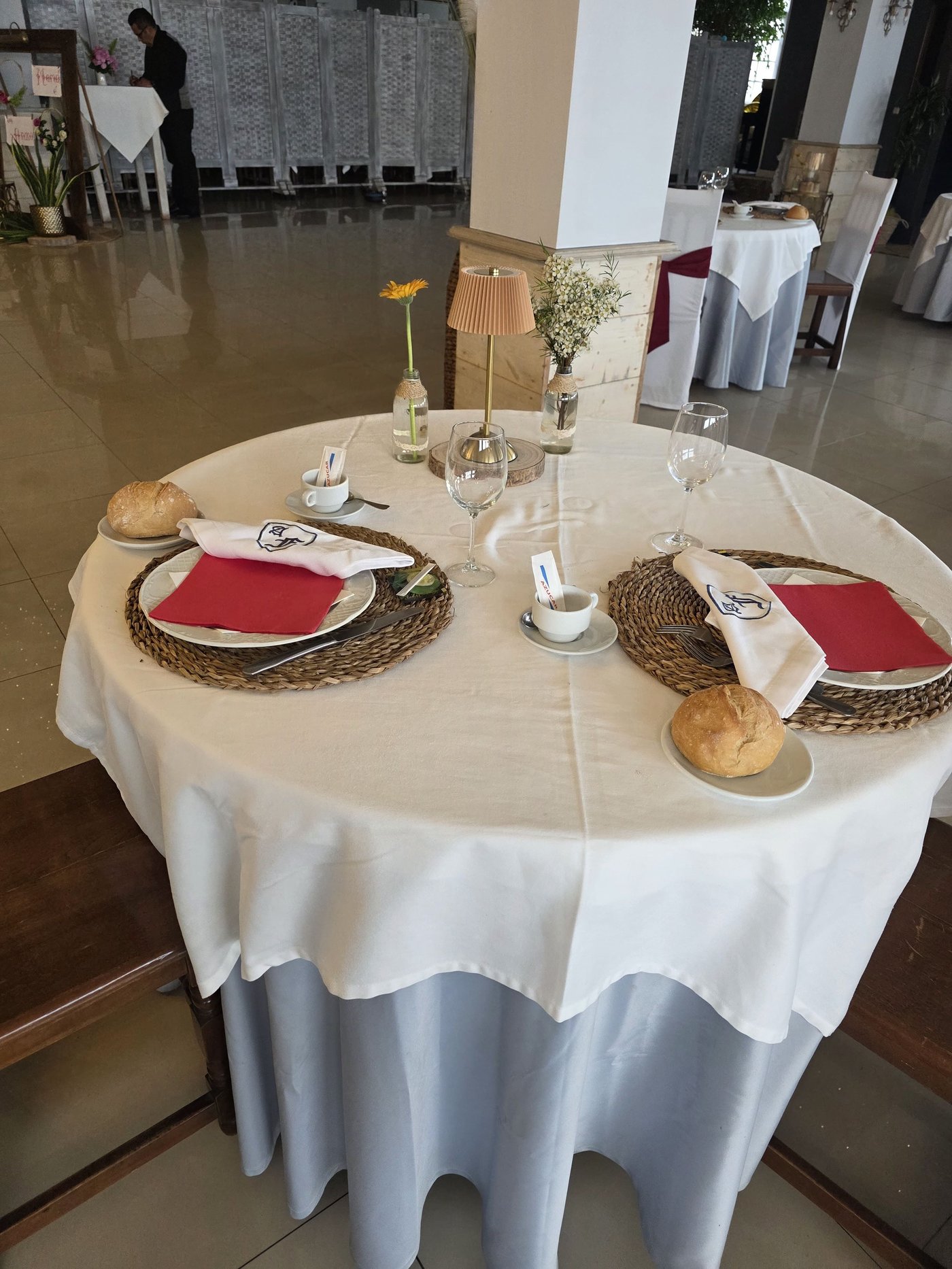 Mesa redonda preparada para celebración